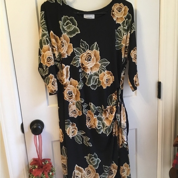 Robbie Bee Dresses & Skirts - Robbie Bee Black Dress with Gold Floral Pattern Size Small